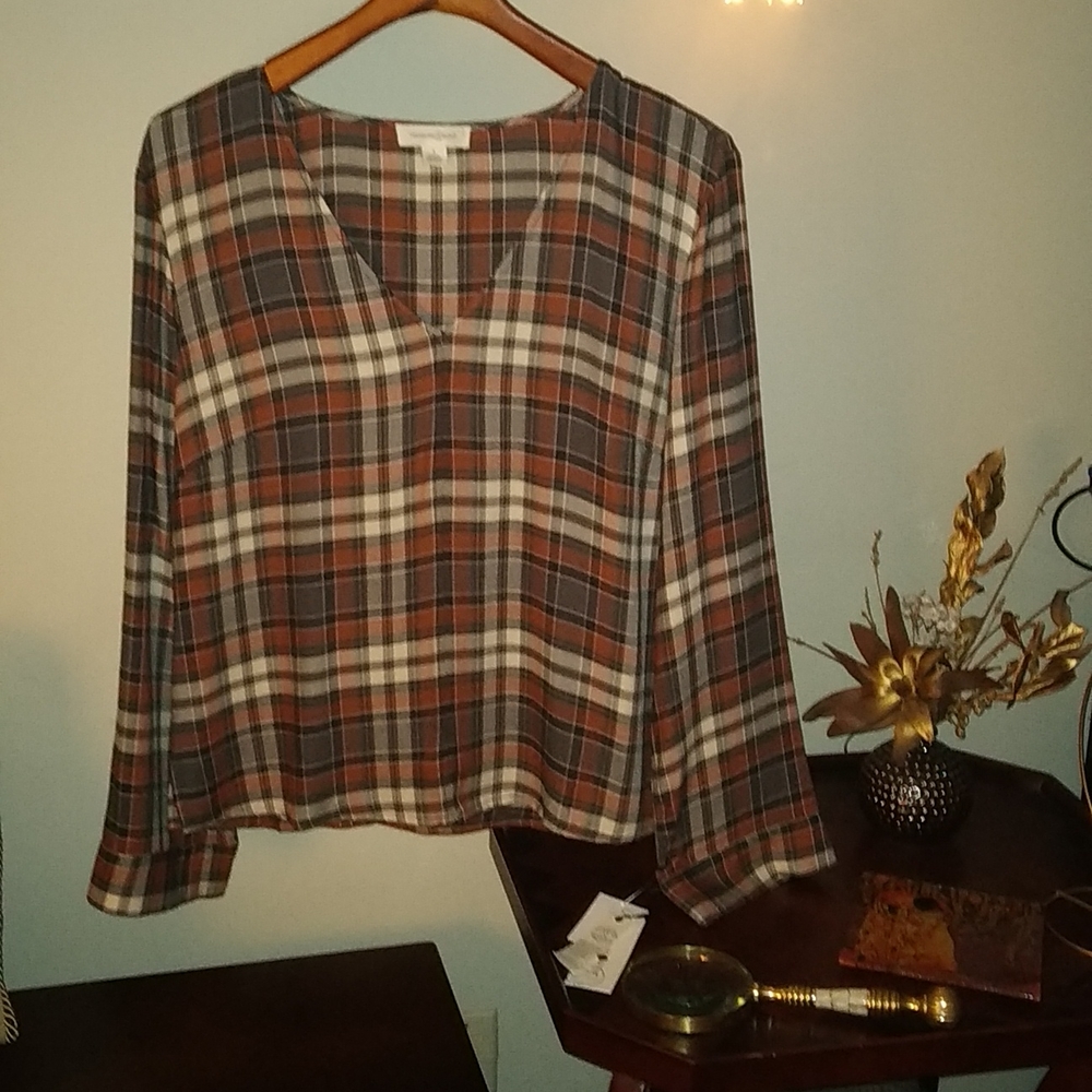 NWT  Nordstrom TREASURE & BOND V Neck women's shirt.. Size S...